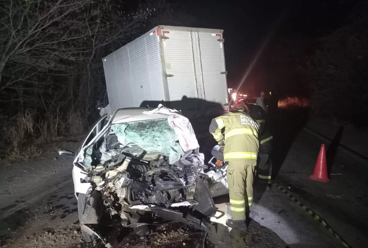 MGC-122 | Motorista morre em acidente entre carro e caminhão