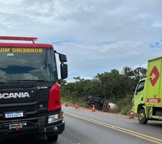 Corpo de Bombeiros de Montes Claros age em incidente com risco de explosão na BR-365