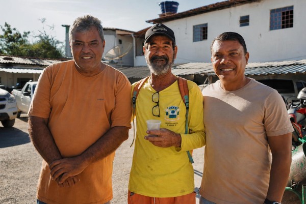 HERÓIS ANÔNIMOS DA CIDADE | Prefeito e secretário de Obras abraçam garis em café da manhã especial