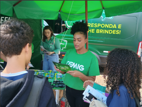 Cemig leva atendimento direto à população de Claro dos Poções com serviços essenciais durante o evento “Cemig na Praça”