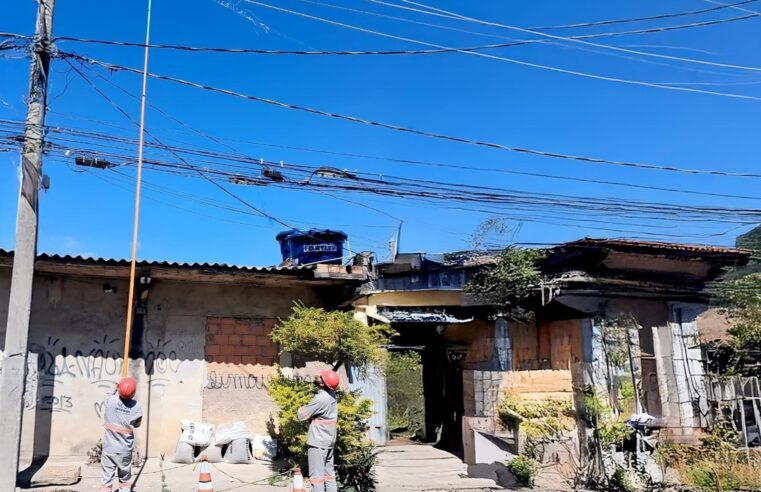 Cemig retira centenas de objetos presos à rede elétrica no Norte de Minas em preparação para o período chuvoso