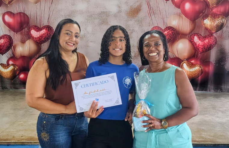 Aprender para incluir: alunos da Escola Municipal Dona Rita Santos Braga concluem curso de Libras