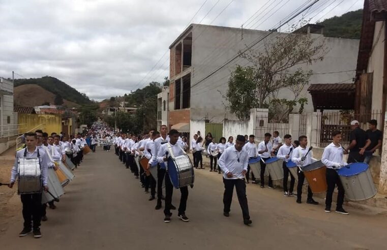 Grão Mogol realiza desfile cívico em comemoração ao 7 de Setembro