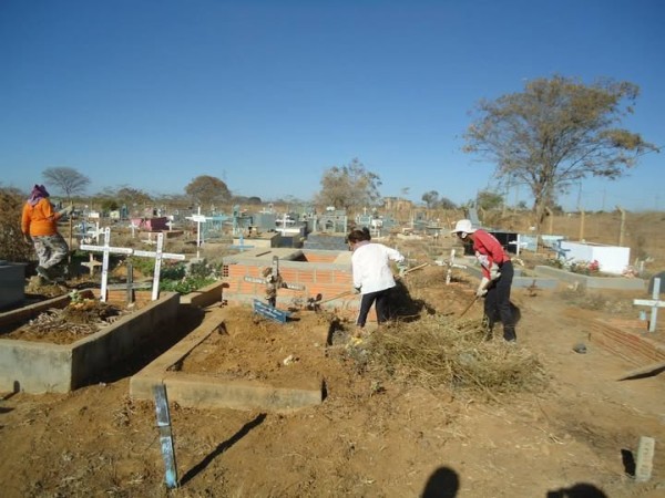 JANAÚBA | Prefeitura realiza mutirão de limpeza no Cemitério do São Lucas para garantir mais dignidade e conservação do espaço