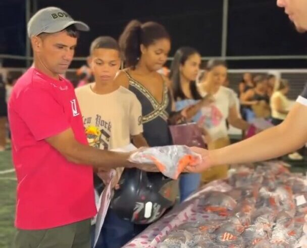 Projeto Vida e Movimento entrega mais de 170 uniformes a crianças e adolescentes de Pedras de Maria da Cruz