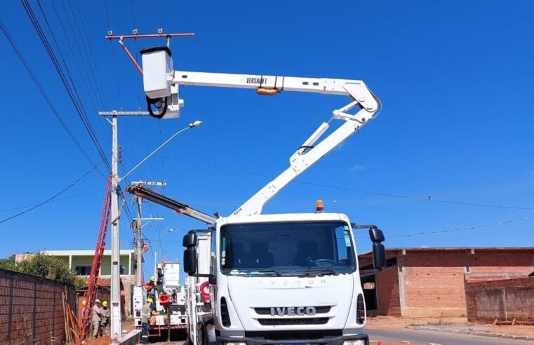 Cemig realiza serviços de manutenção sem desligar rede da cidade de Cristália