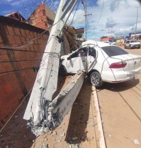 Dois homens morrem após carro em alta velocidade atingir poste e residência em Capitão Enéas