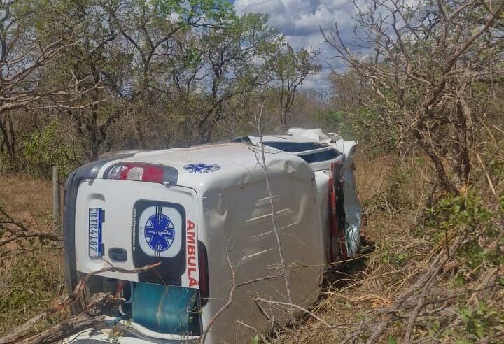 Ambulância de São João da Ponte capota na MGC-202 e deixa três homens feridos