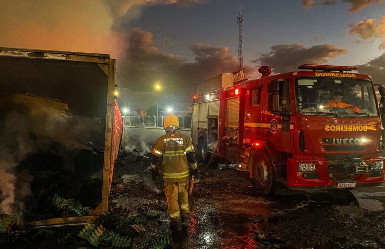 Bombeiros combatem incêndio em carga de caminhão na BR-251, zona rural de Montes Claros