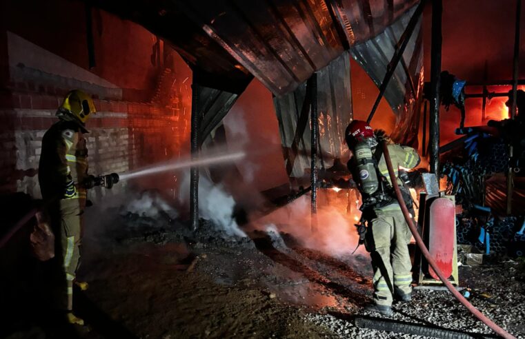 Incêndio de grandes proporções atinge galpão em Salinas