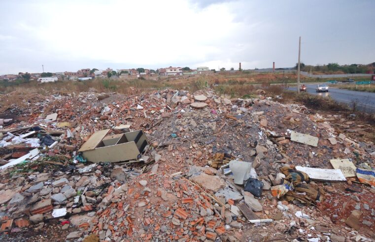Descarte irregular de lixo segue sendo um problema em Montes Claros
