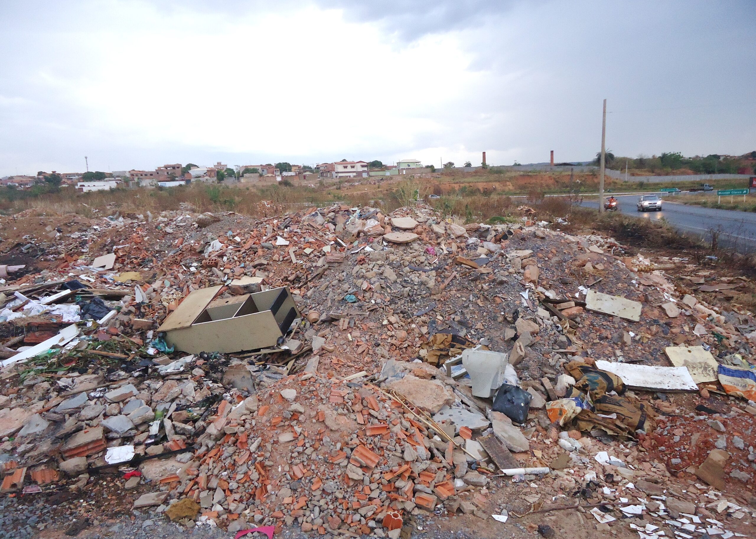 Descarte irregular de lixo segue sendo um problema em Montes Claros