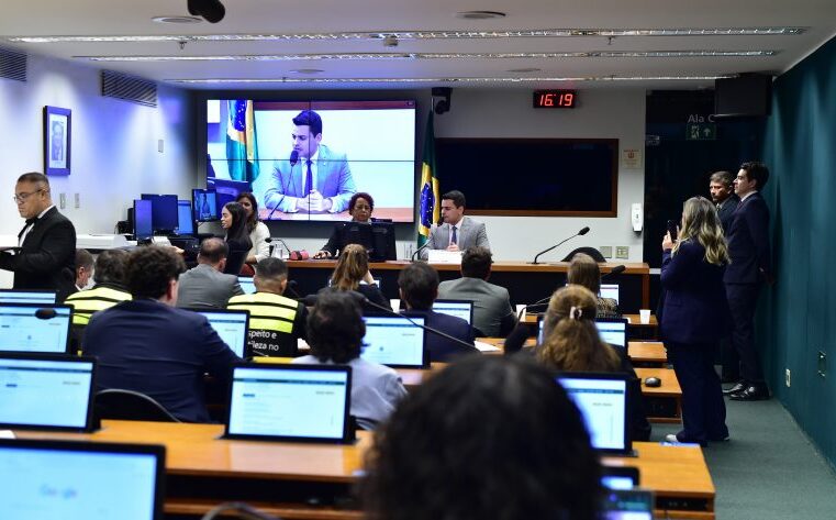 Debatedores divergem sobre transporte de passageiros em moto por aplicativos