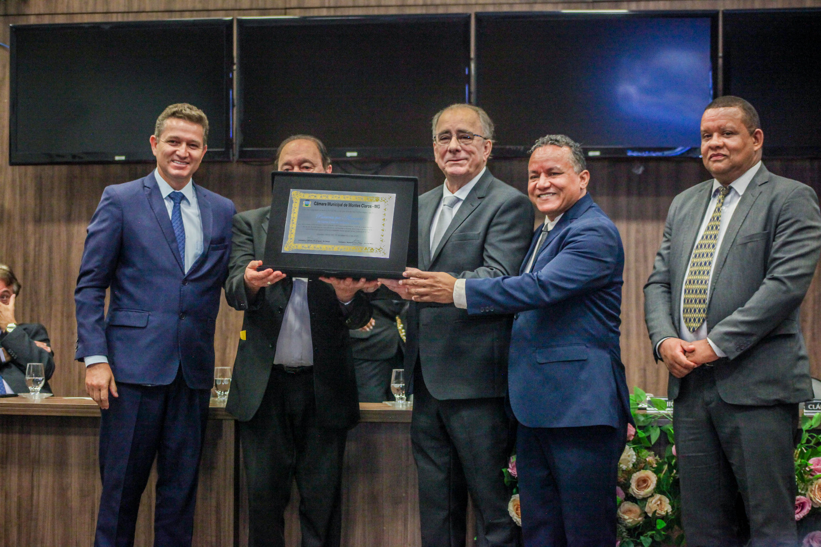 Maurício Sérgio recebe homenagem na Câmara Municipal de Montes Claros
