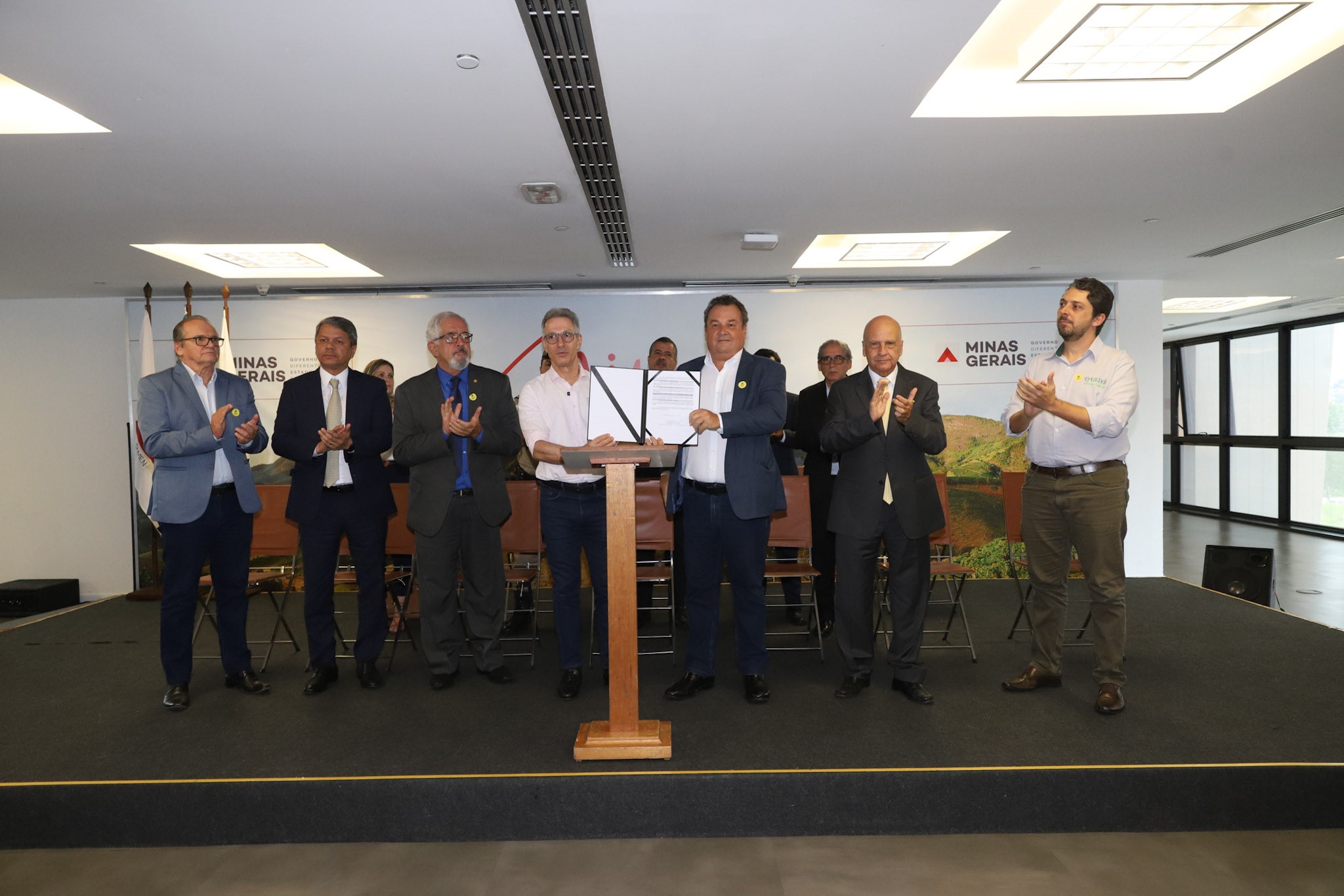 Governo de Minas firma acordo com 56 novas cidades