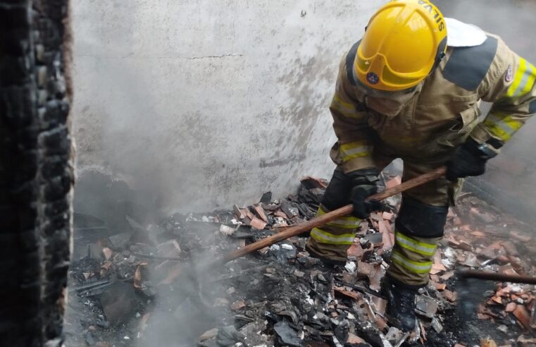 Idosa morre e dois homens ficam feridos, após incêndio em Porteirinha