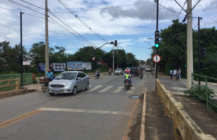 Semáforo é inaugurado na esquina das avenidas