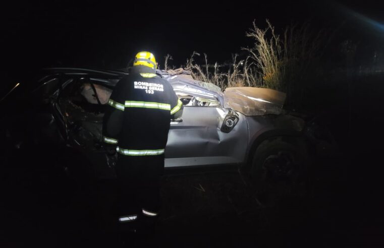 Veículo capota na AMG 3205, entre Capitão Enéas e Francisco Sá; mulher de 46 anos morreu no local