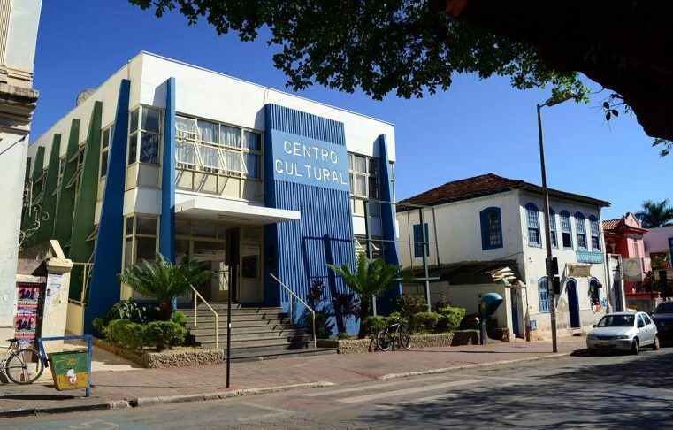 Trabalhos do português Fernando Aguiar chegam ao Painel Permanente de Poesia