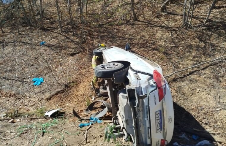 MGC-122 | Capotamento é registrado após ultrapassagem em local indevido