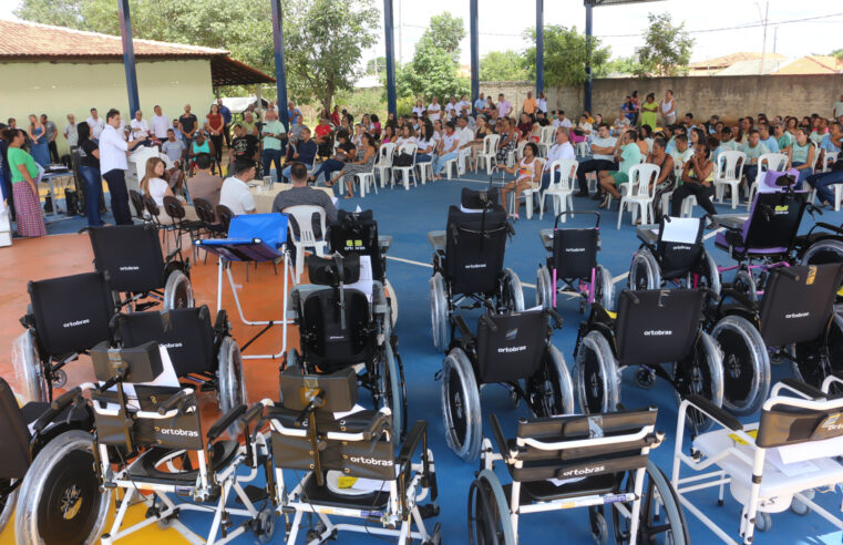 Prefeitura de Pirapora, Sesau e Apae entregam cadeiras de rodas