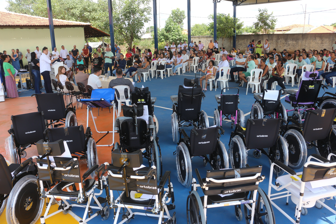 Prefeitura de Pirapora, Sesau e Apae entregam cadeiras de rodas