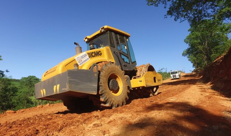 Secretaria de Obras de Salinas realiza melhorias na estrada de acesso à BR-342