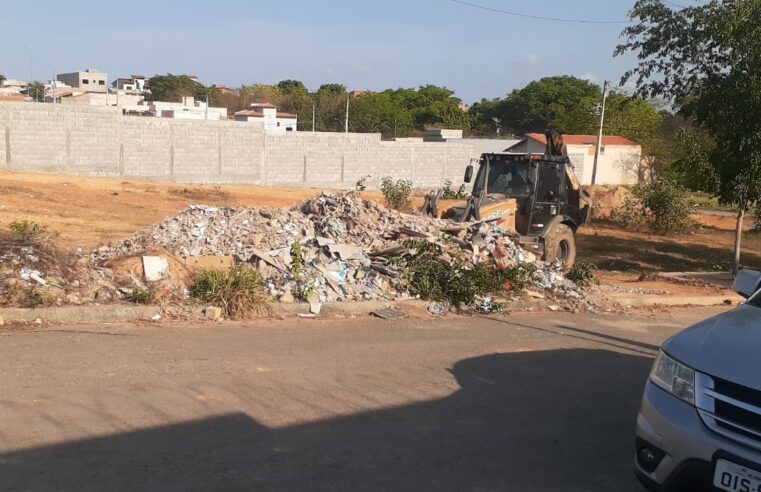 Prefeitura recolhe toneladas de entulho na Vila Anália