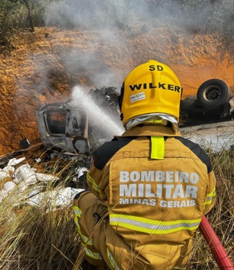 Militares do 9º pelotão atendem a ocorrência de incêndio em caminhão na BR-251