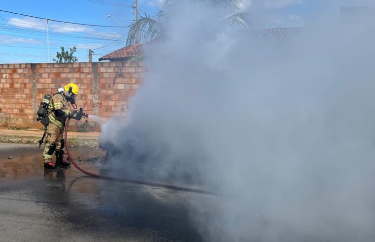 Corpo de Bombeiros atende ocorrência de incêndio em veículo