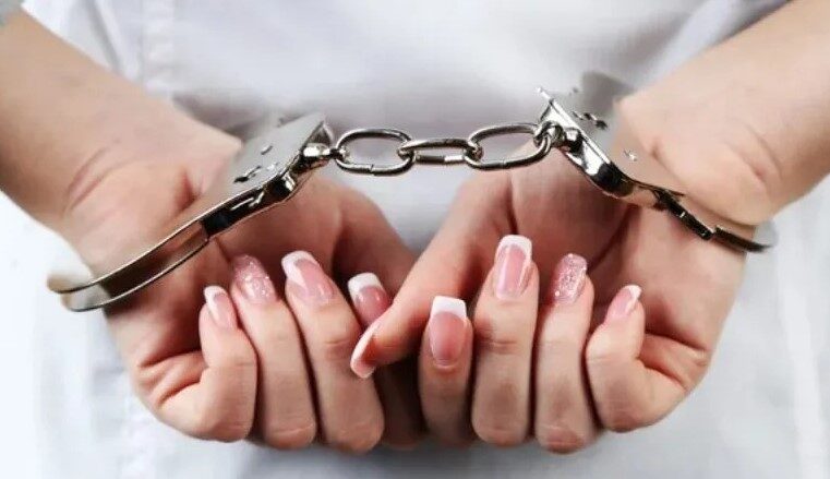 Polícia Militar prende mulher com diversas passagens policiais por homicídio em Engenheiro Navarro