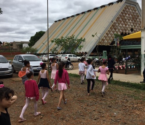 Escola Municipal Dominguinhos Pereira recebe plantio de mudas
