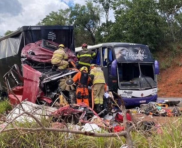 BR-365 | Grave acidente entre ônibus e carreta deixa vários feridos