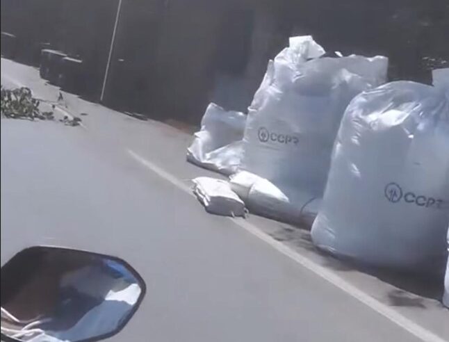 Carreta tomba na BR-251, próximo à Francisco Sá, Norte de Minas