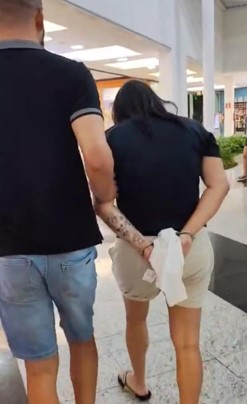 Mulher suspeita de integrar quadrilha especializada em furtos a shoppings é presa em Montes Claros