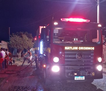 Bombeiros combatem incêndio em residência na cidade de Januária