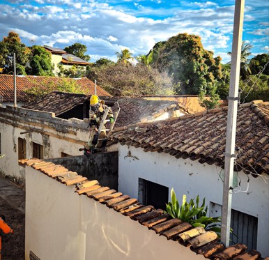 JANUÁRIA | Militares do Corpo de Bombeiros controlam incêndio em residência unifamiliar
