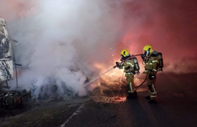 ÁGUAS VERMELHAS | 8° Pelotão de Salinas e 4° Pelotão de Itaobim atendem a ocorrência de incêndio em caminhão/carreta na BR-251