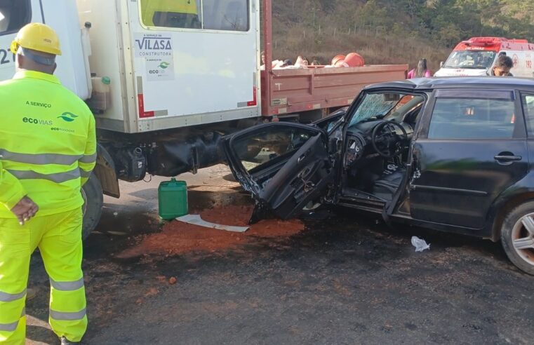 Bombeiros atendem a ocorrência de colisao entre automóvel e carreta 