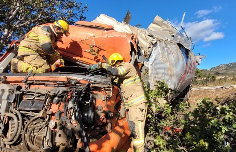 SALINAS | Um homem morre e outro fica ferido, em grave acidente entre veículos pesados, na BR-251