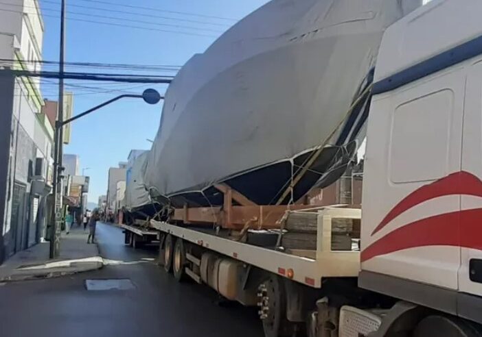 MOC | Carreta transportando duas lanchas danifica semáforos e fiação na região central