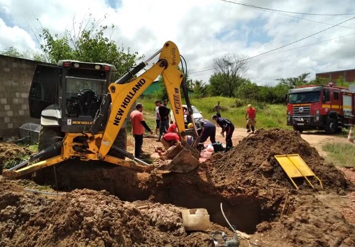 Homem fica soterrado durante escavação para manutenção na rede de água e esgoto