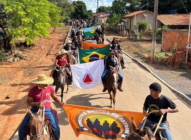 “2ª Cavalgada da Comitiva Amigos da Estrada” leva grande público a São João da Vereda, zona Rural de Montes Claros