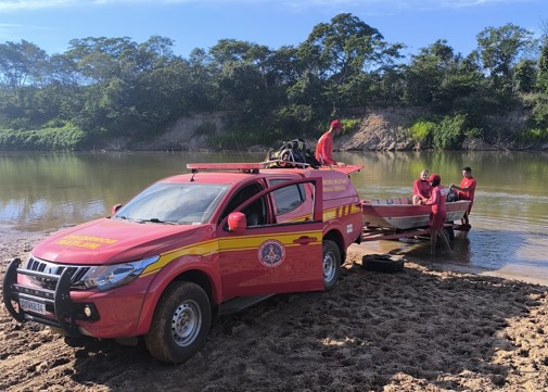 Bombeiros realizam busca e resgate de pessoa afogada no Rio Urucuia, no município de Pintopólis/MG