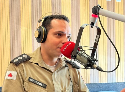 Oficial da Polícia Militar concede entrevista sobre ações sociais e preventivas da companhia