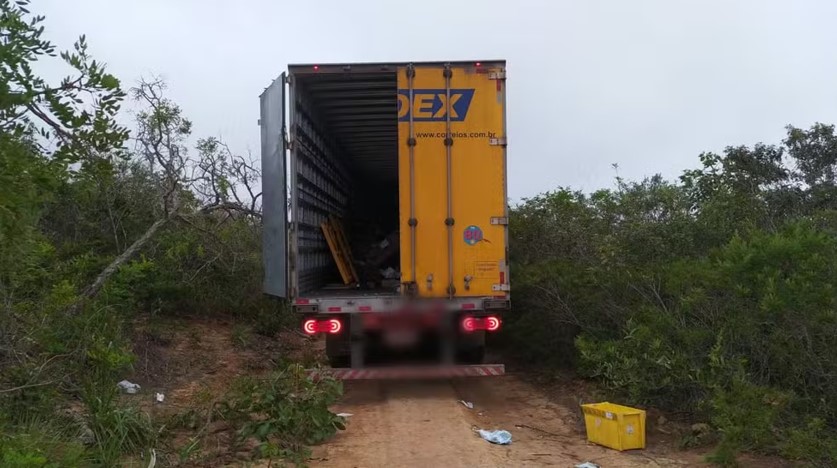 Criminosos armados rendem motoristas de caminhão dos Correios e roubam carga