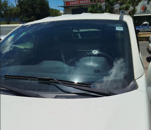 MOC | Criminosos atiram em carro, motorista sai correndo e eles fogem levando malote com R$ 52 mil