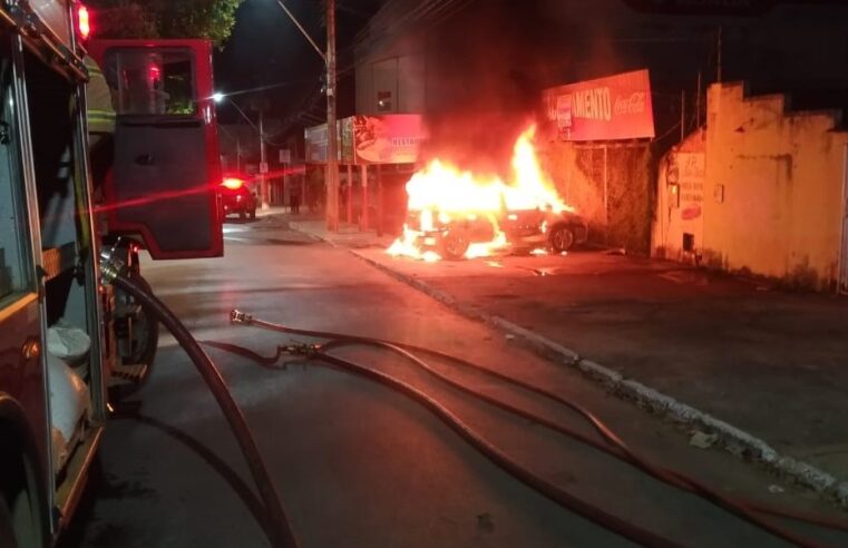 Militares do Corpo de Bombeiros atendem a ocorrência de incêndio em veículo