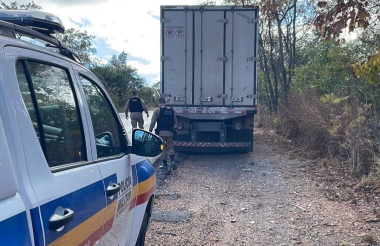 Polícia Militar recupera caminhão furtado em Contagem, durante operação em Bocaiuva