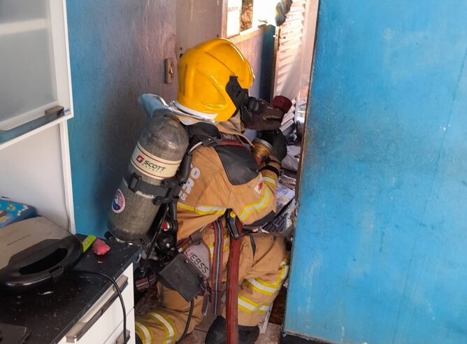 Criança de seis anos ateia fogo em mangueira de botijão de gás e quase provoca tragédia